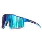 Lunette de ski moderne. Ces lunettes de ski aux montures transparentes proposent un design éblouissant. Disponibles en quatre coloris différents, chacune est livré avec quatre lentilles différentes pour varier les styles et s'adapter à toutes les situations. Disposant de verres polarisés, ces lunettes offrent également une protection idéale pour skier lors de votre séjour en montagne.