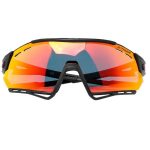 Lunette de ski. Cette paire de lunette de ski a pour particularité de posséder des verres photochromique. L'un des avantage de cette paire de lunette est qu'elle offre également la possibilité d'interchanger entre cinq lentilles différentes.